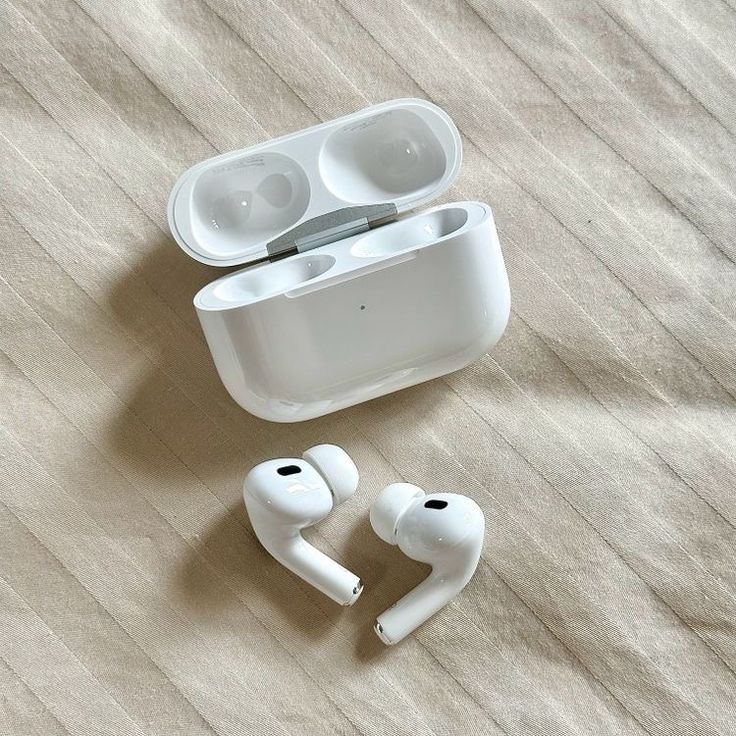 سماعات Apple AirPods Pro الجيل الثاني — مع علبة شحن MagSafe USB-C